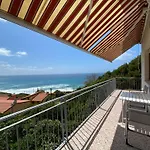 Sul Mare Con Magnifico Panorama