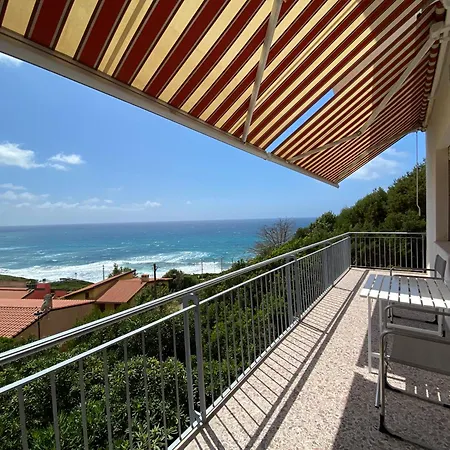 Sul Mare Con Magnifico Panorama